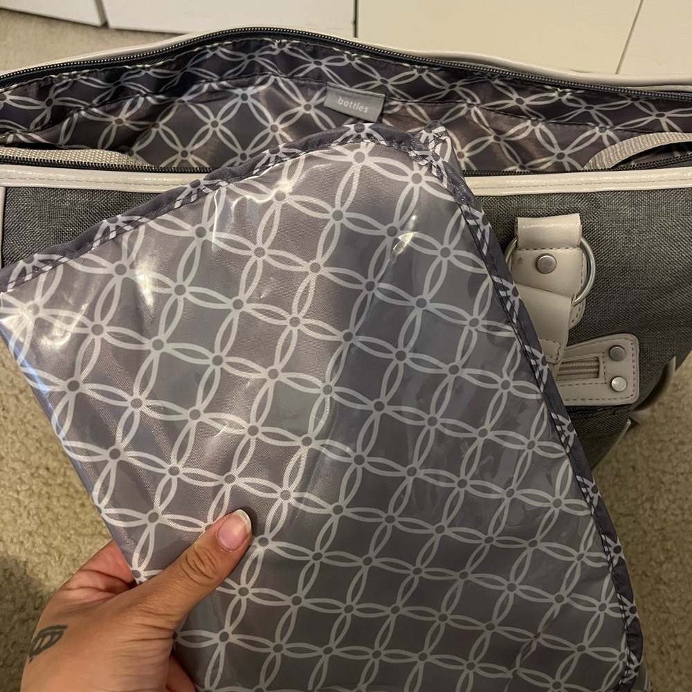 Carter’s diaper bag/ hospital bag - Picture 6 of 7